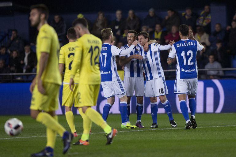 El delantero de la Real Sociedad Mikel Oyarzabal celebra con sus compañeros el gol marcado.