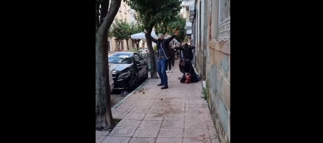 Momento de la agresión a un hombre por dos policías fuera de servicio en Linares.