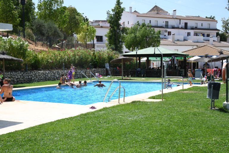 Instalaciones de la piscina municipal de Parauta.