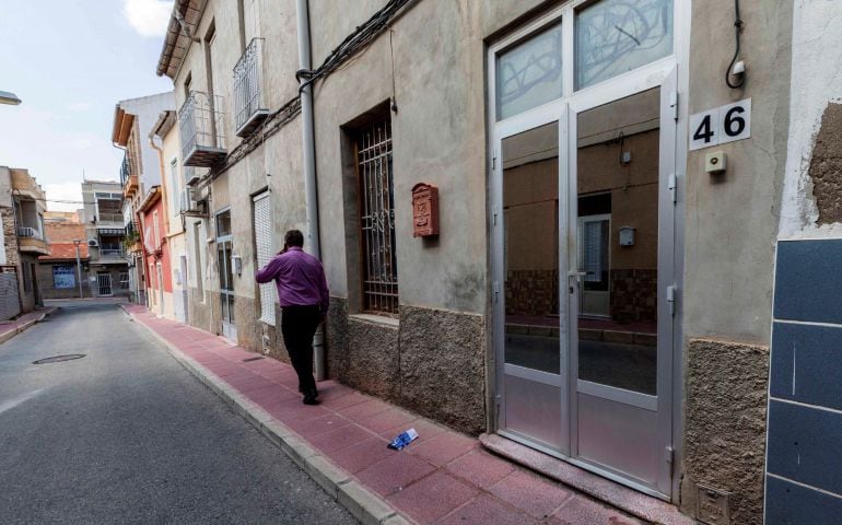 Vivienda número 46 de la Calle San Antonio de Alcantarilla, Murcia, donde el pasado lunes fue detenido por la Policía Local un hombre de 56 años acusado de un delito de detención ilegal al no permitir durante meses que salieran de casa su mujer, mayor que