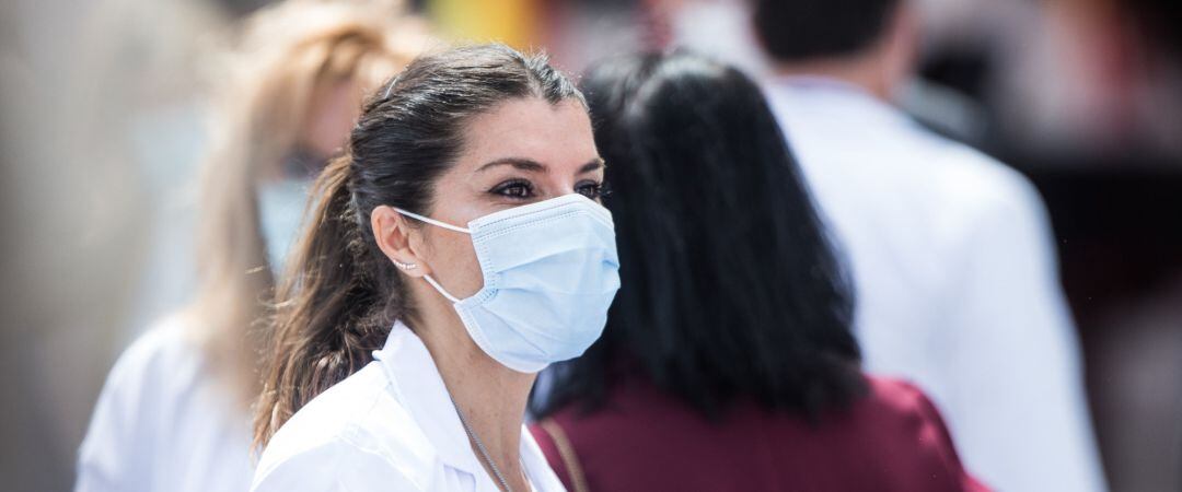 Una profesional sanitaria protegida con mascarilla 