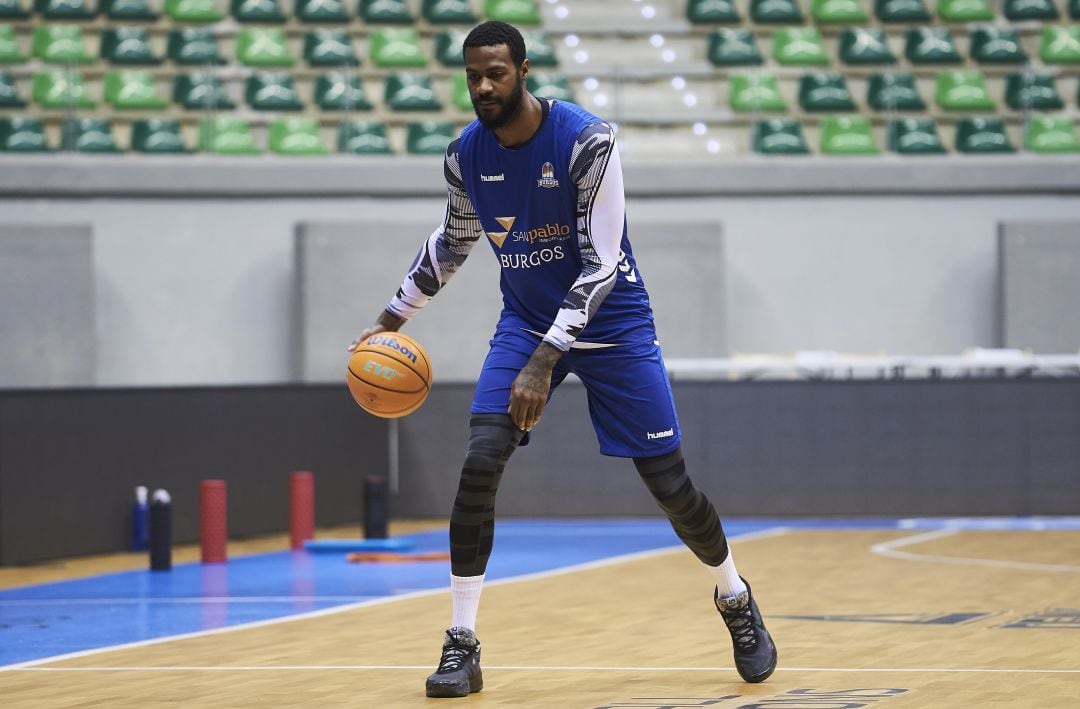 Earl Clark en un entrenamiento en el Coliseum