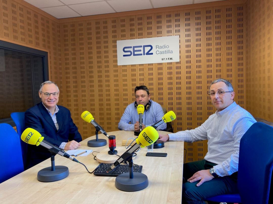 Íñigo Llarena (FAE), Pablo Dionisio Fraile(UGT) y Juan Núñez Aragón (CCOO), en los estudios de Radio Castilla