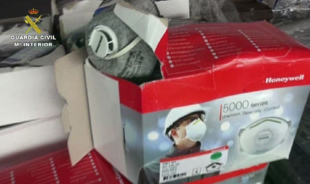 Material requisado en una empresa de Zuera que iba a subastar mascarillas por internet 