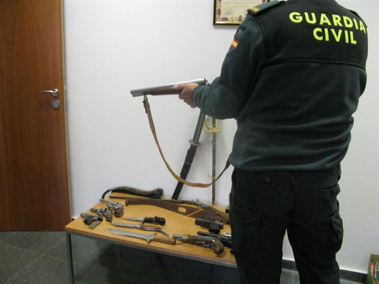 Arsenal de armas intervenido por la Guardia Civil en La Calahorra(Granada)