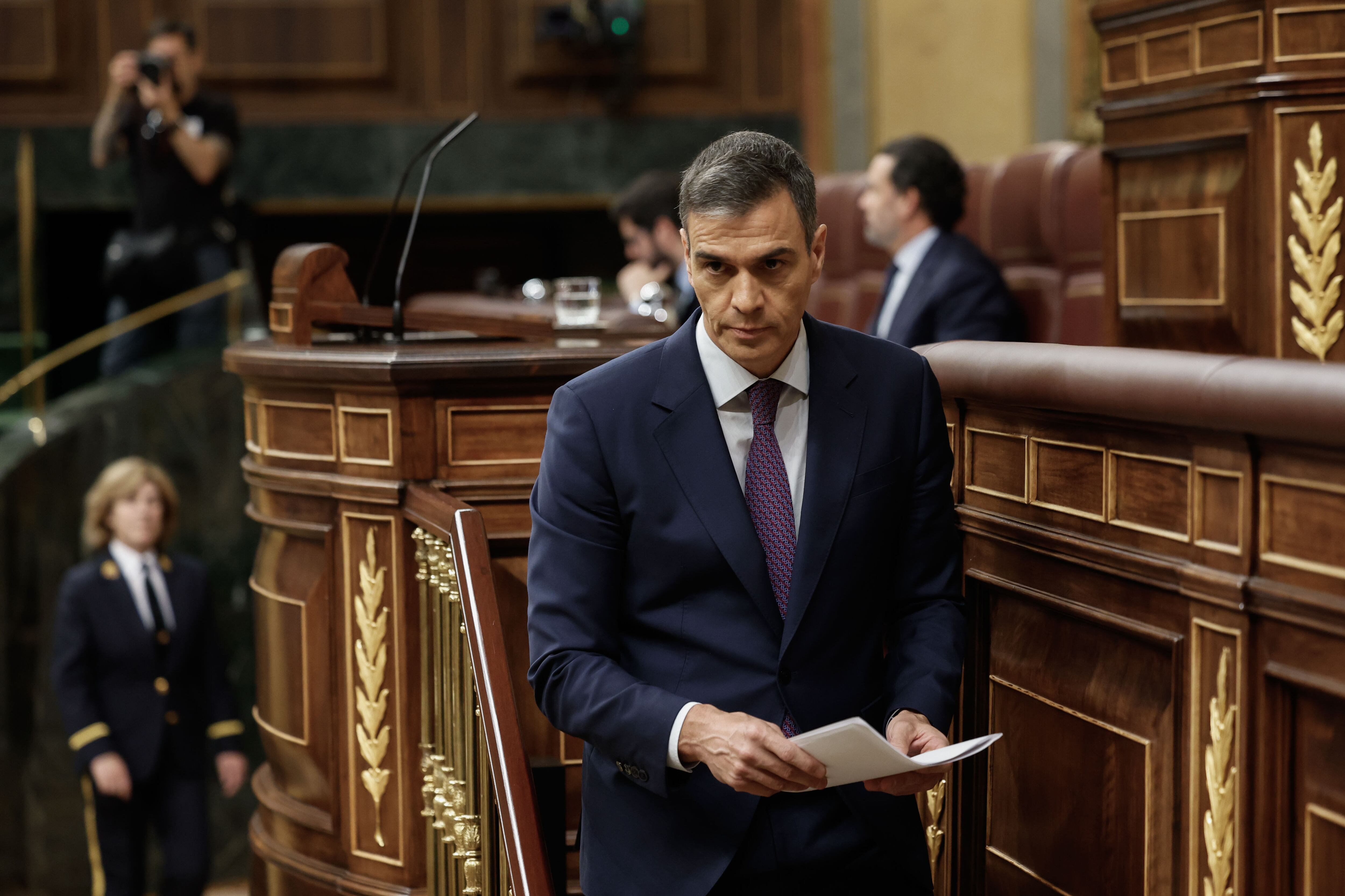 El presidente del Gobierno, Pedro Sánchez, sale de la tribuna tras intervenir en el pleno del Congreso de los Diputados celebrado este miércoles