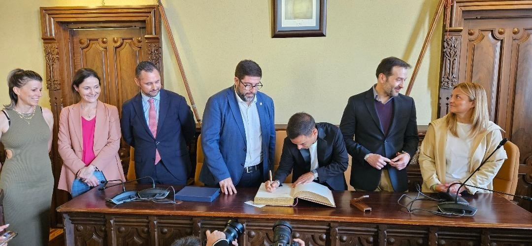 Borja Jiménez firma en el Libro de Visitas del consistorio