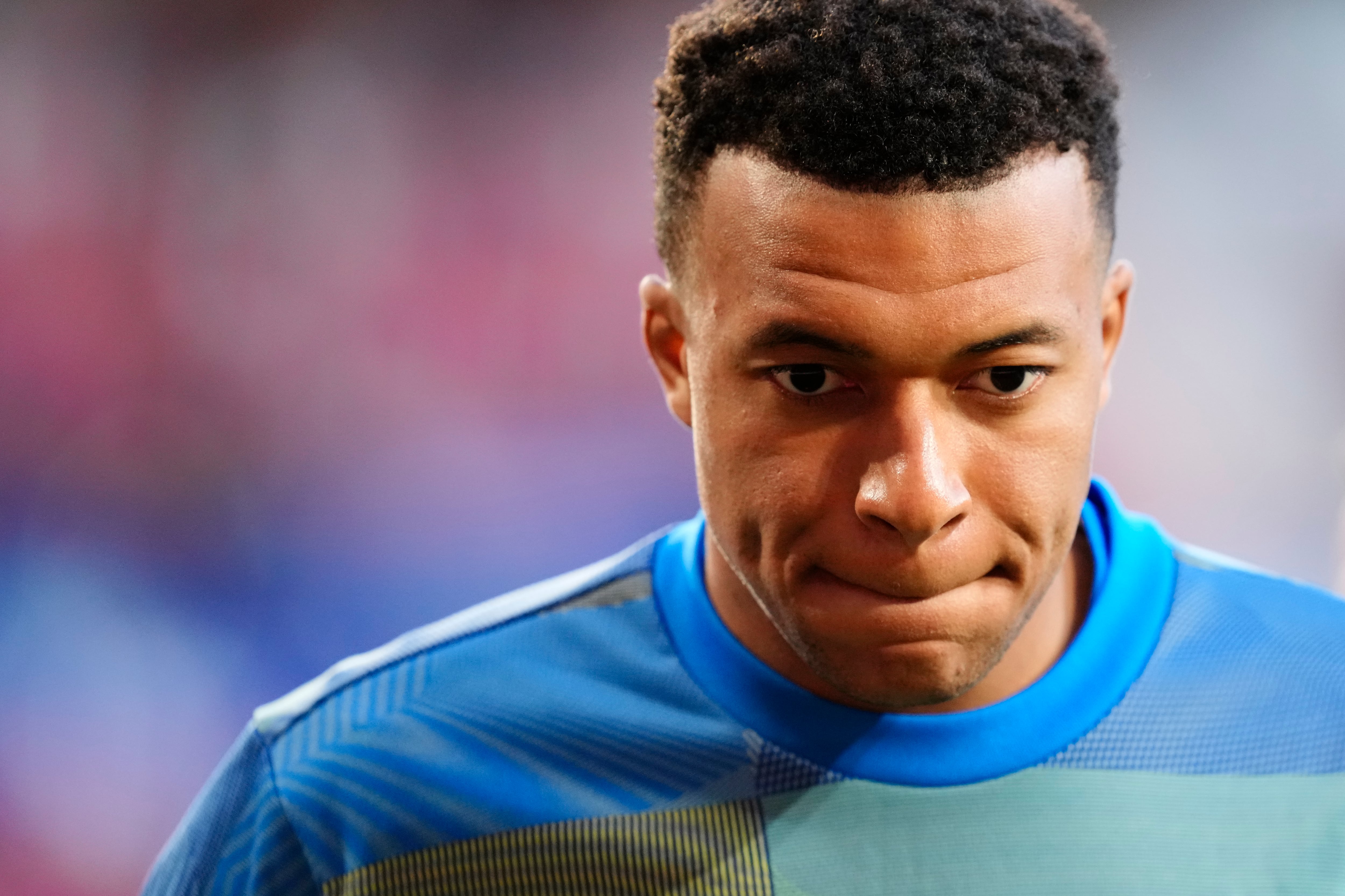 Kylian Mbappé calentando durante el partido frente Osasuna