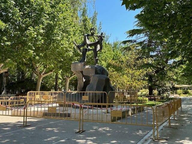 Estatua del Rey del parque Miguel Servet de Huesca vallada