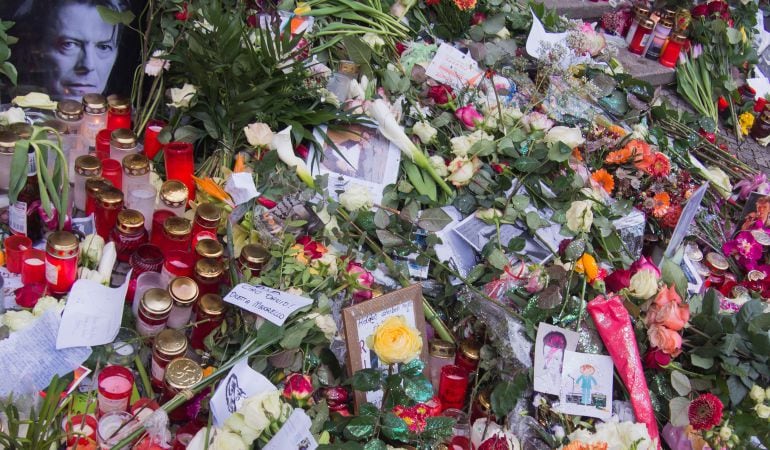 Flores y velas frente a la antigua vivienda de David Bowie en Berlín.