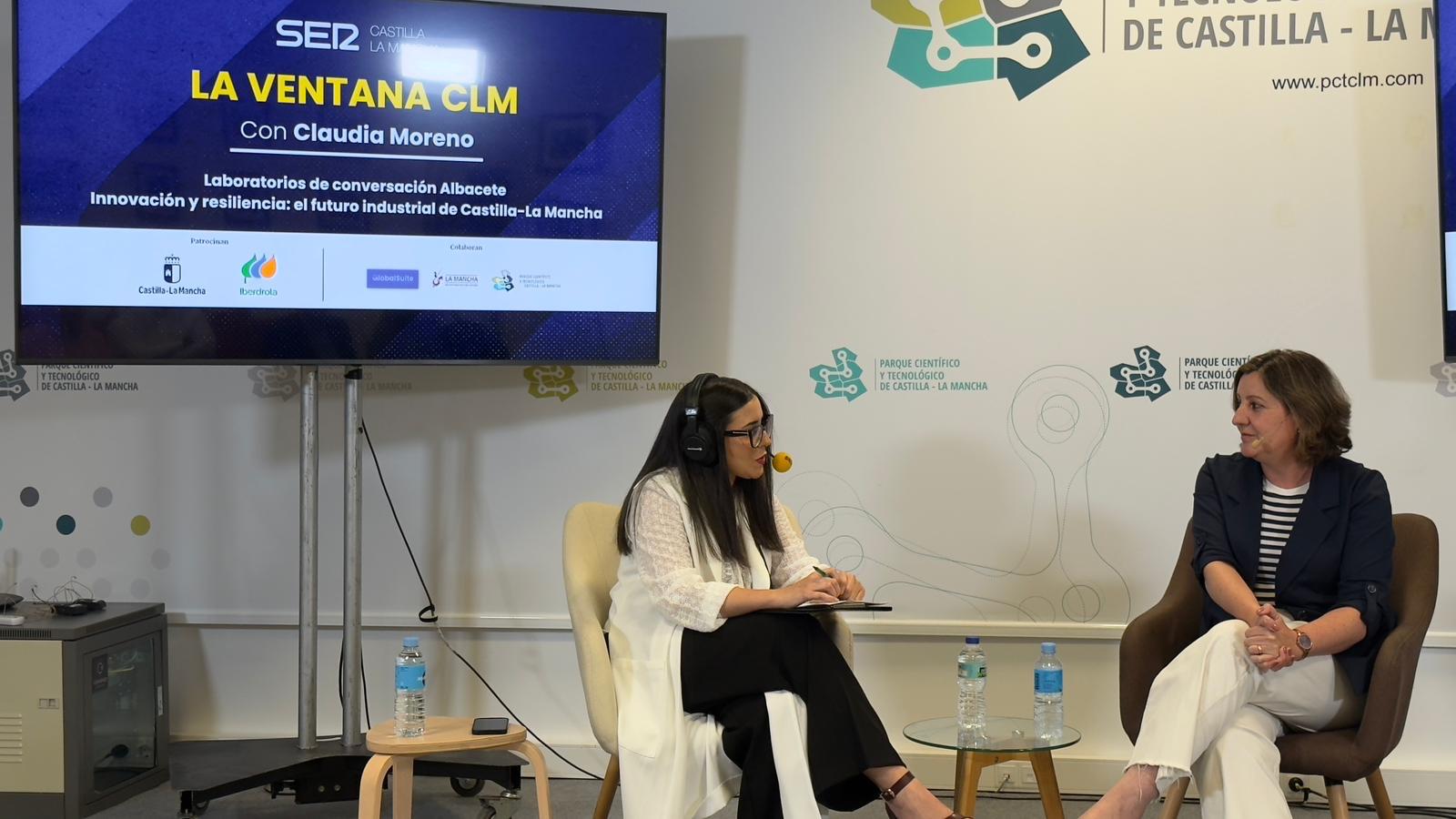 Claudia Moreno, periodista de SER Castilla-La Mancha, junto a Patricia Franco, consejera de Economía, Empresas y Empleo, en La Ventana de CLM.