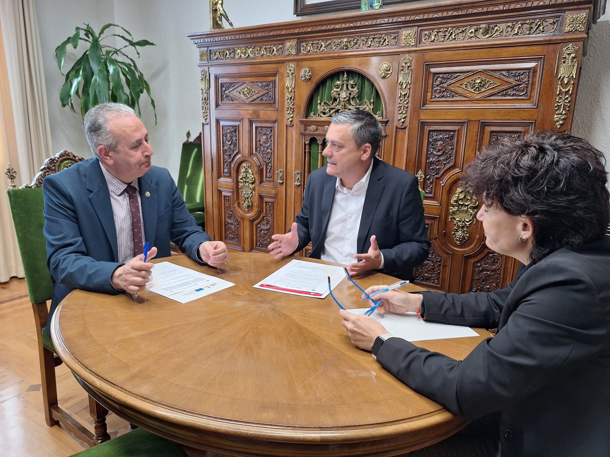 Fernando Sabés ( en el centro) se ha reunido con el subdelegado del Gobierno en Huesca y la Secretaria General