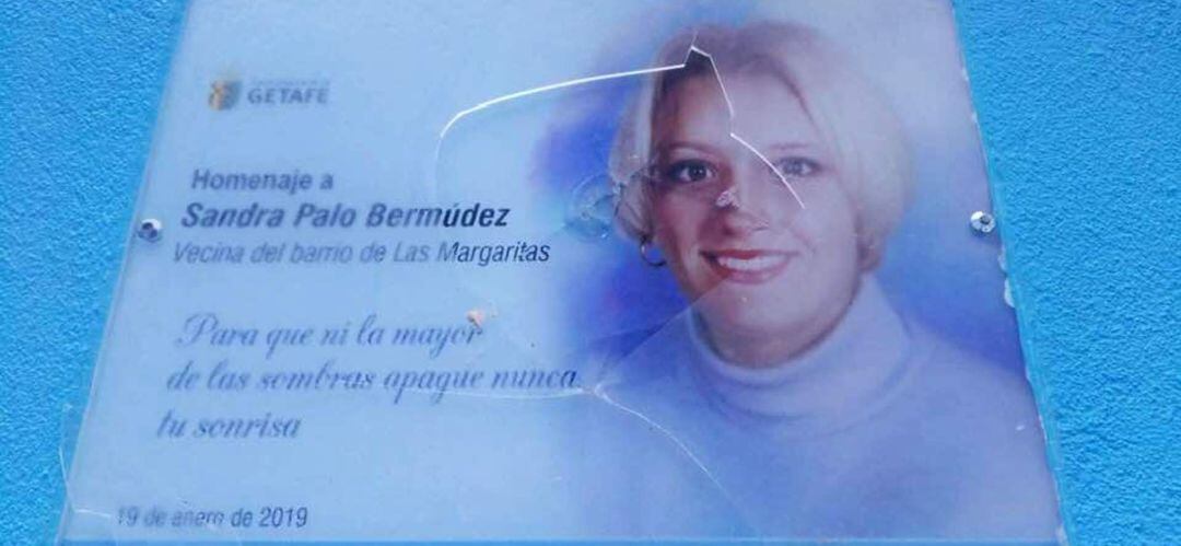 Un nuevo acto vandálico ha roto el cristal del monolito en memoria de Sandra Palo y han arrancado una placa pequeña con su nombre. 