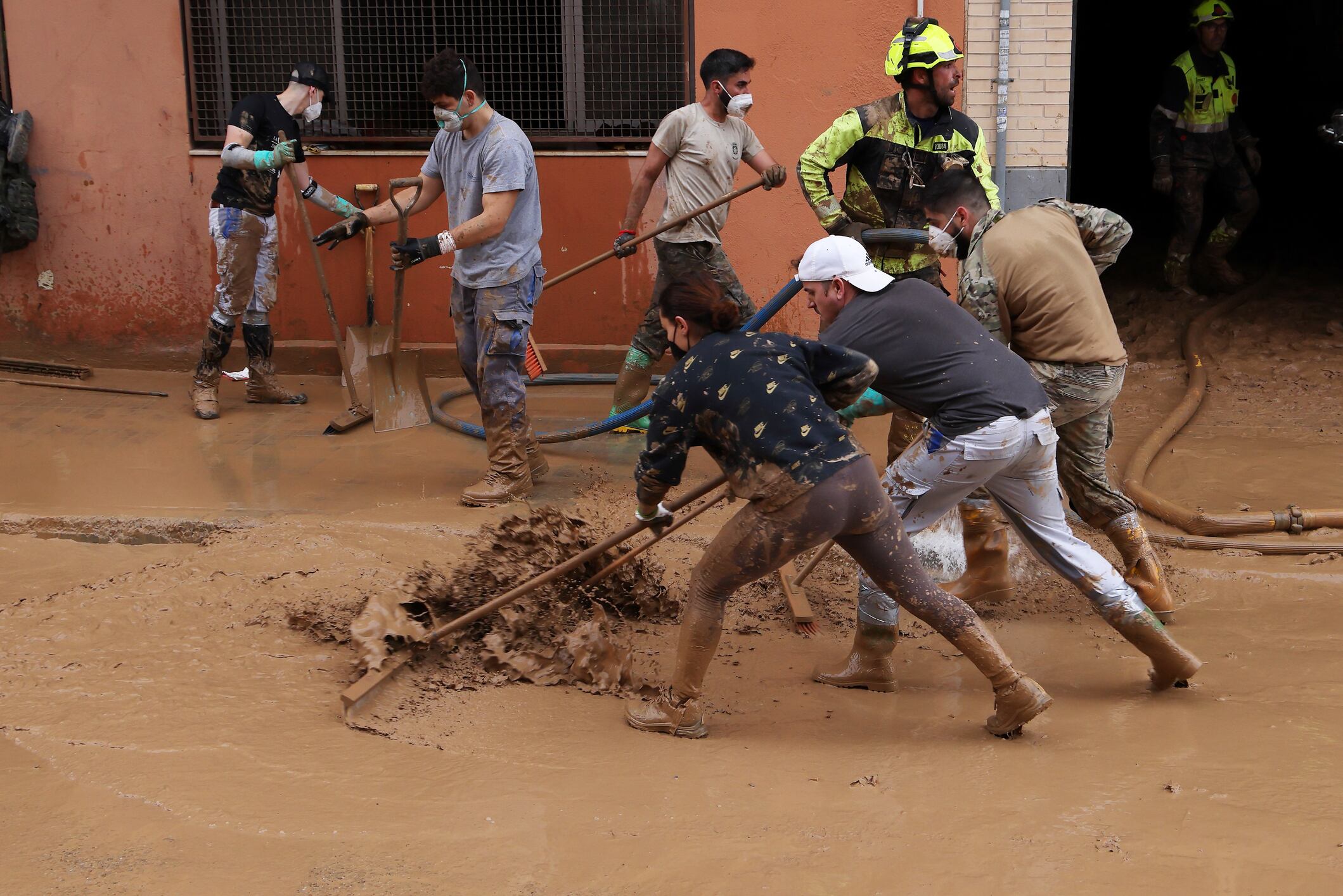 Personal voluntario ayudan a las tareas de limpieza de la DANA en Valencia.