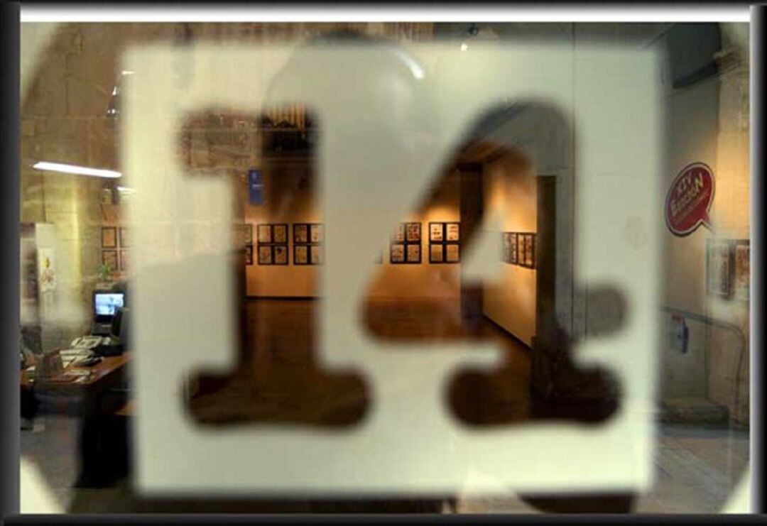 Entrada al Centro 14, cuyo cierre temporal obligó a realizar las obras en otro local municipal que ahora se investigan