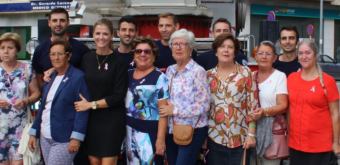 Delia Mira con los representantes de Asamblea Local de la Asociación de Lucha contra el Cáncer.