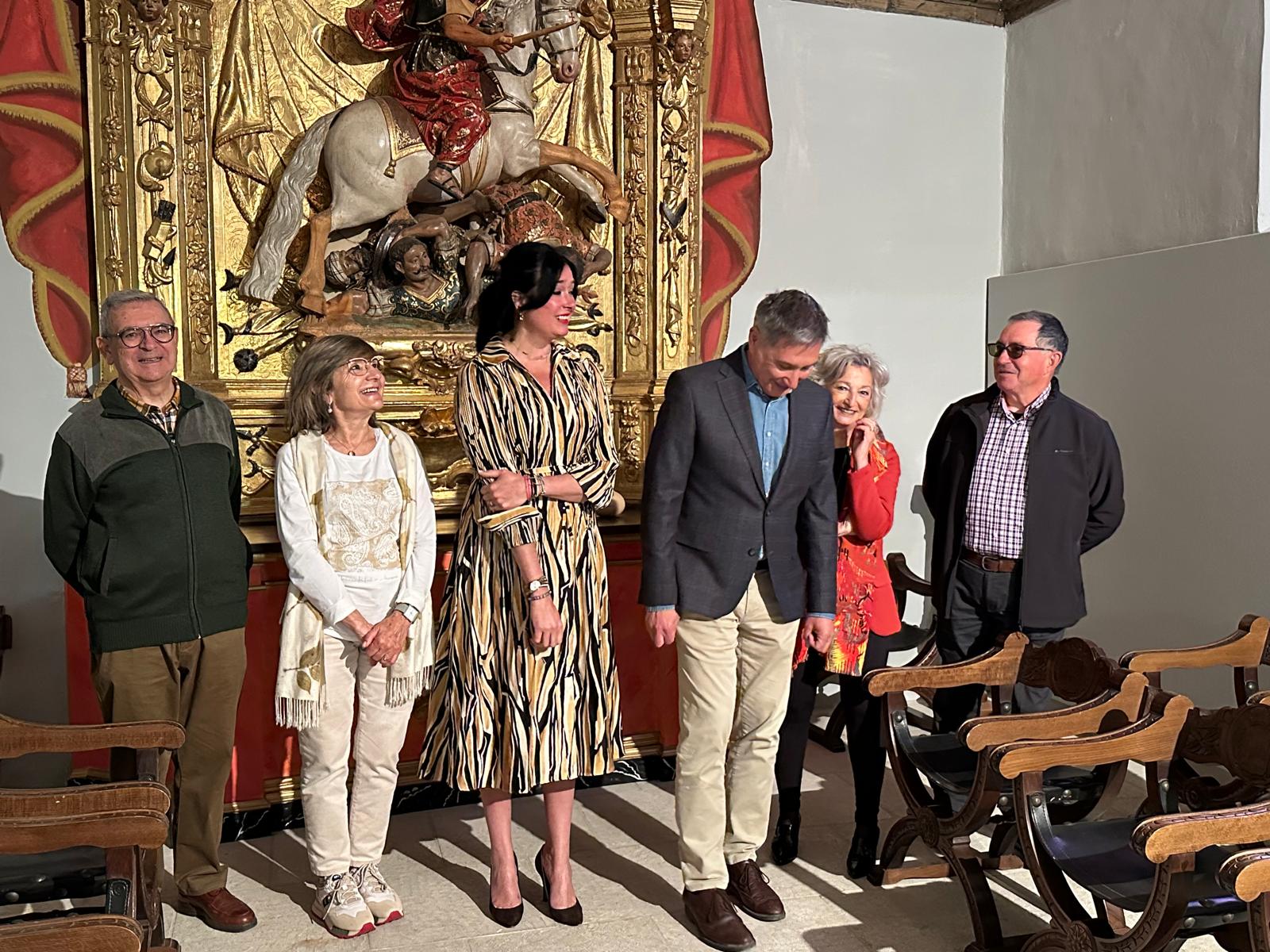 Representantes de la Asociación de Amigos del Camino de Santiago de Huesca con la alcaldesa y el teniente de alcalde