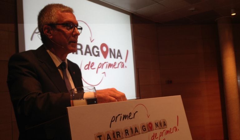 L'alcalde durant la conferència.