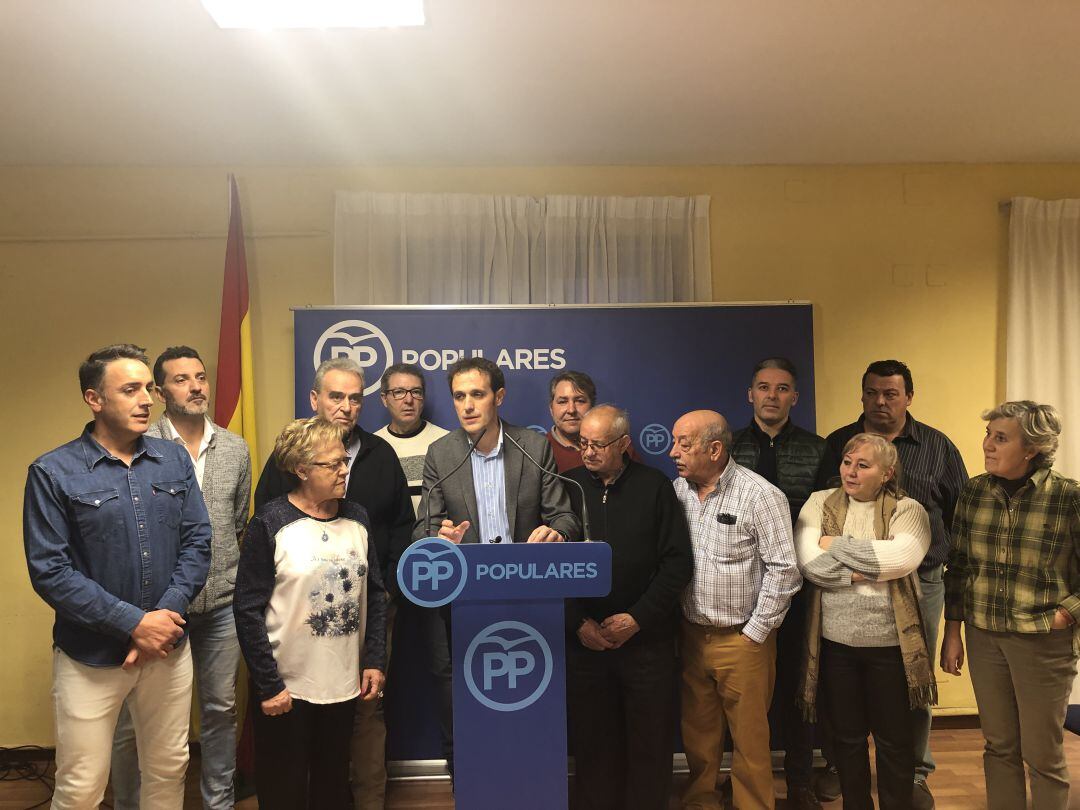 Los candidatos de la comarca junto con otros provinciales durante la presentación del acto