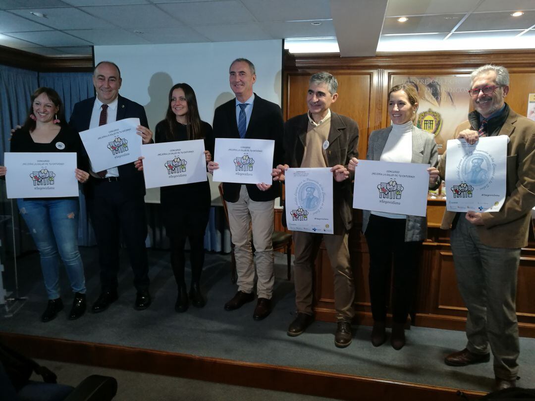 Los representantes de las administraciones y de la Asociación Andrés Laguna en el Colegio de Médicos durante la presentación del consurso