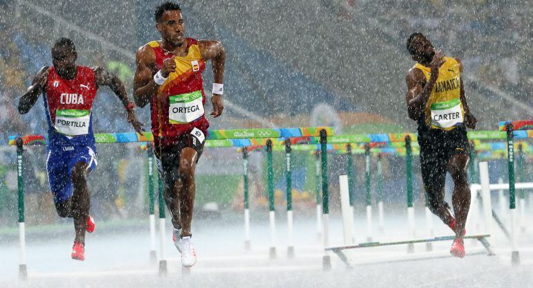 Orlando Ortega, en su serie de los 110 metros vallas, disputada bajo una lluvia torrencial.