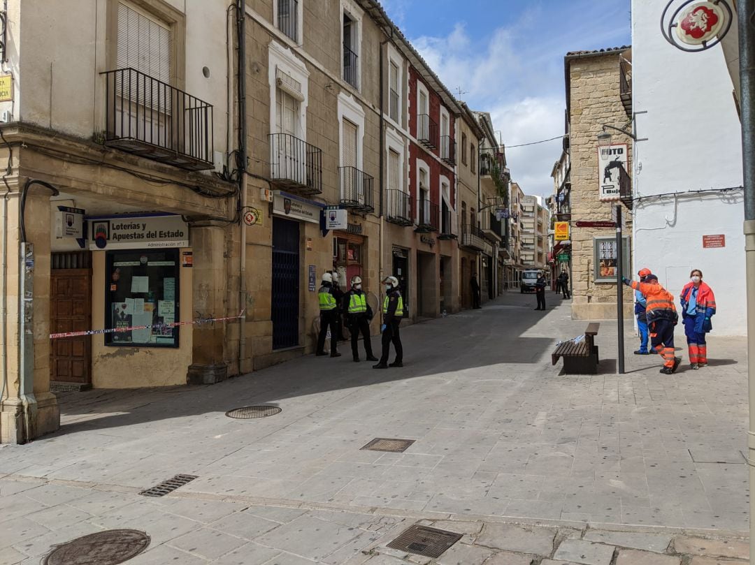 Efectivos de Policía y sanitarios preparados para entrar en la casa donse se había atrincherado el hombre