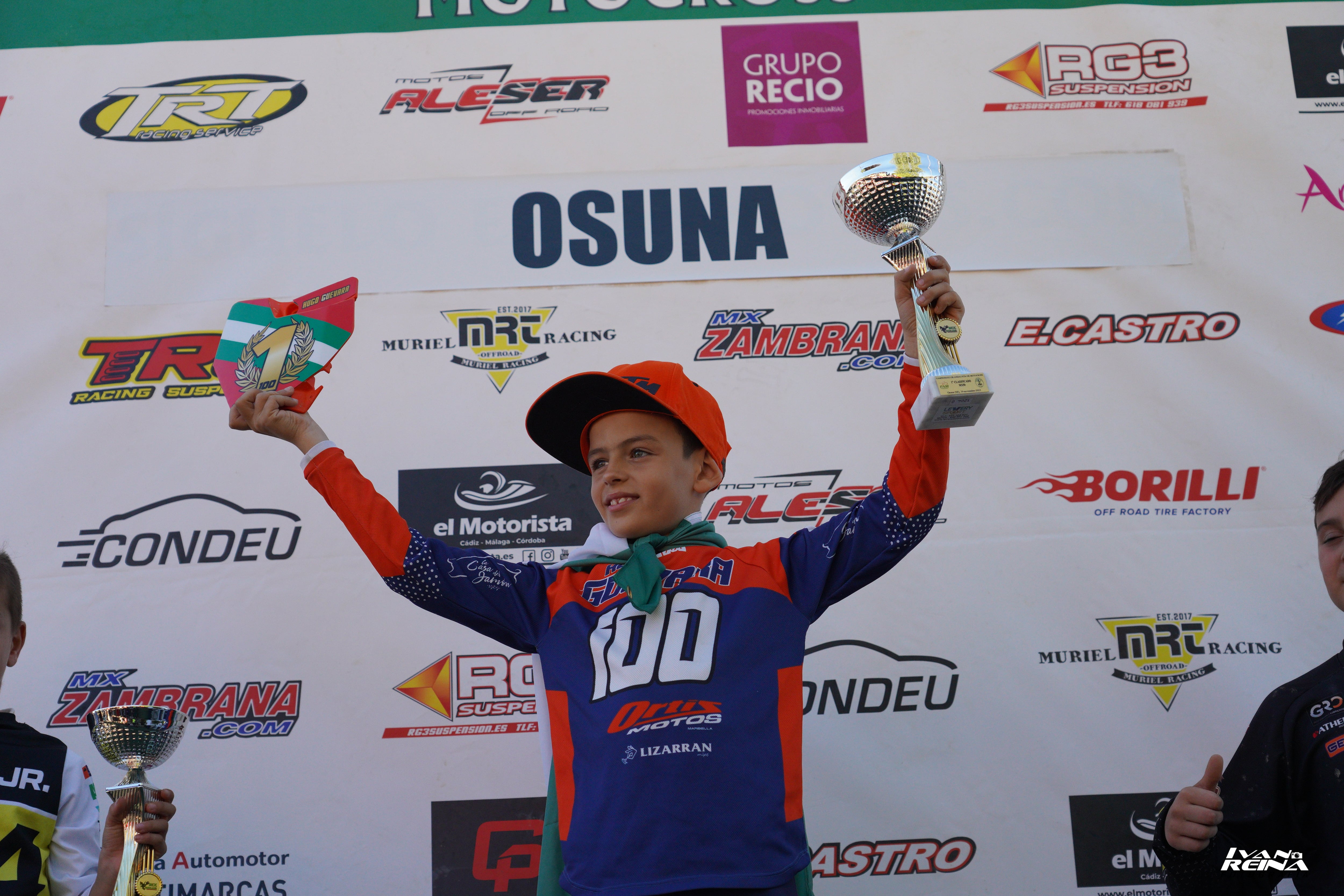 El piloto almeriense luciendo su trofeo.