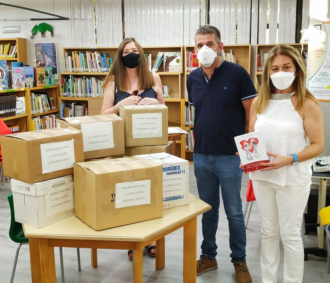 Momento de la donación de libros