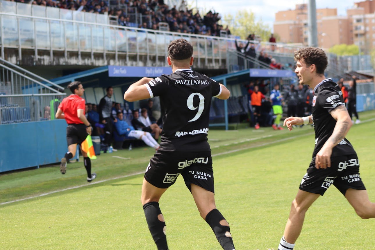Mohamed Mizzian celebra un gol con el Mérida.