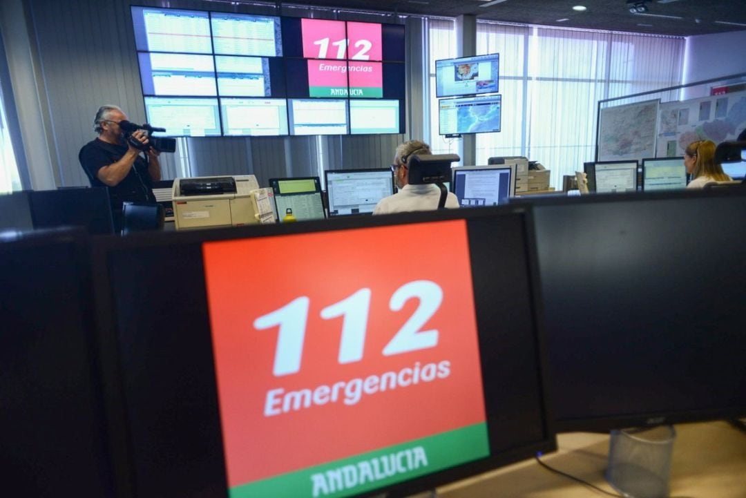 Personas trabajando en el Centro de coordinación de Emergencias 112 Andalucía