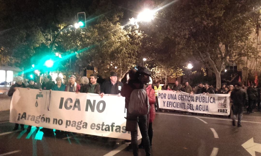 Cabecera de la manifestación contra el Impuesto de Contaminación de las Aguas  (ICA)