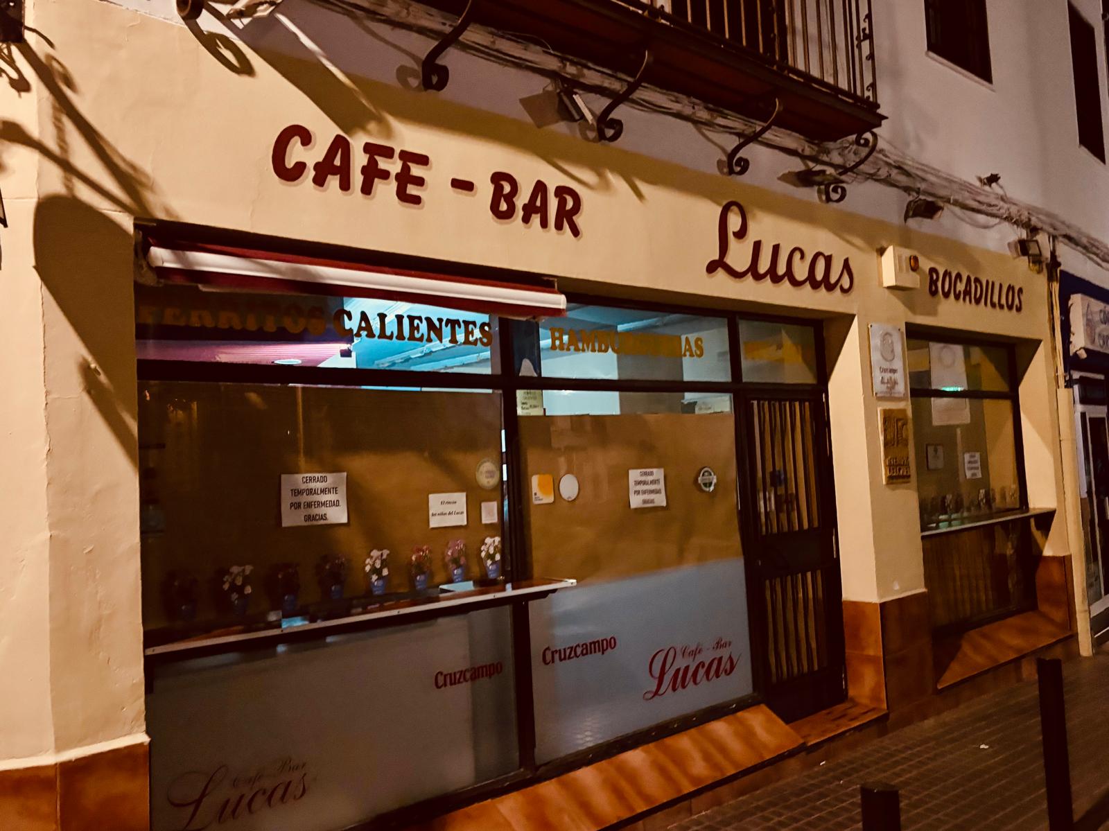 Cierra el mítico bar Lucas después de 40 sirviendo los mejores perritos calientes de  Córdoba
