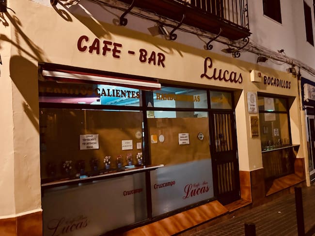 Cierra el mítico bar Lucas después de 40 sirviendo los mejores perritos calientes de Córdoba