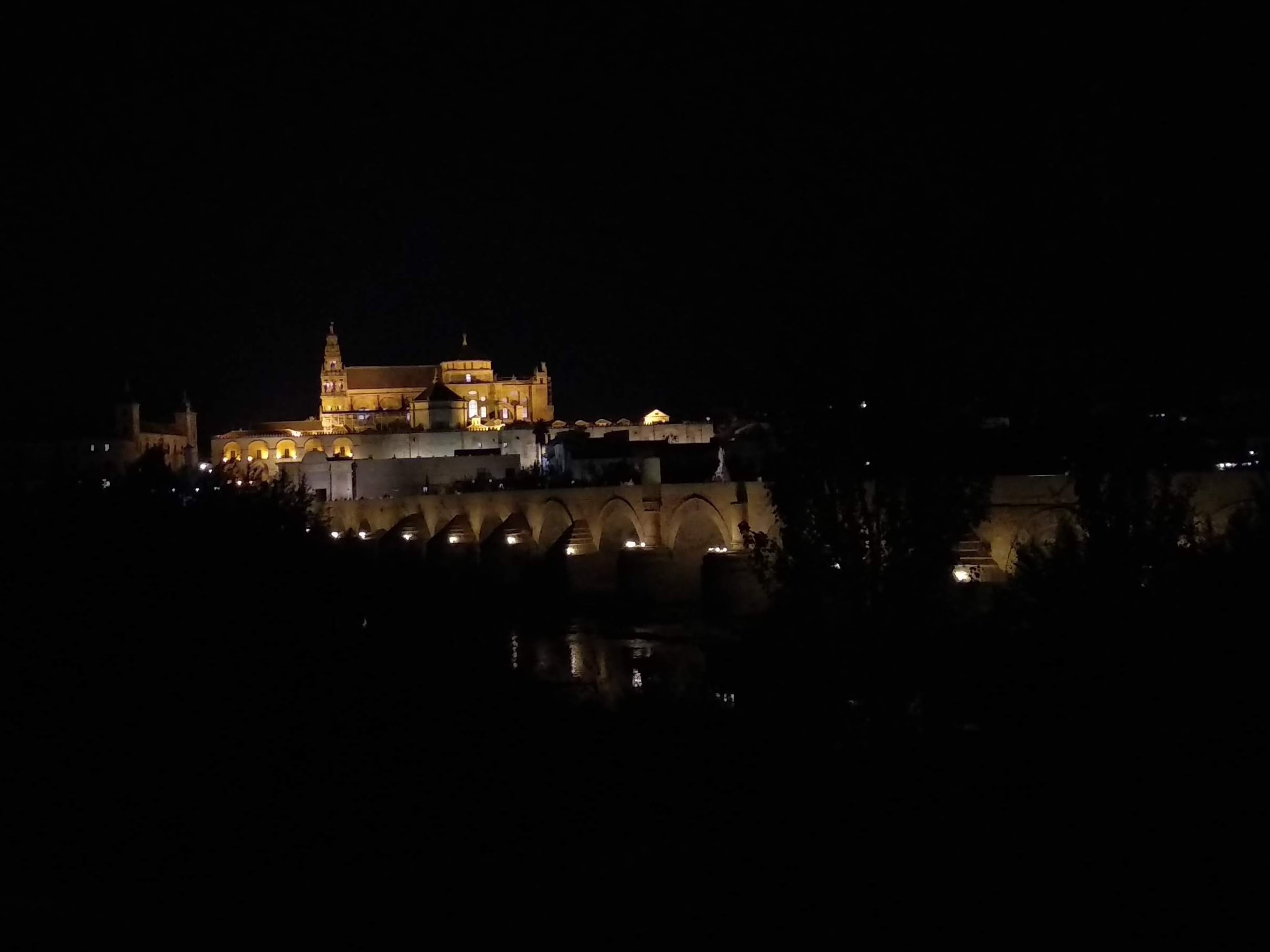 Panorámica nocturna de la Mezquita de Córdoba y el Puente Romano