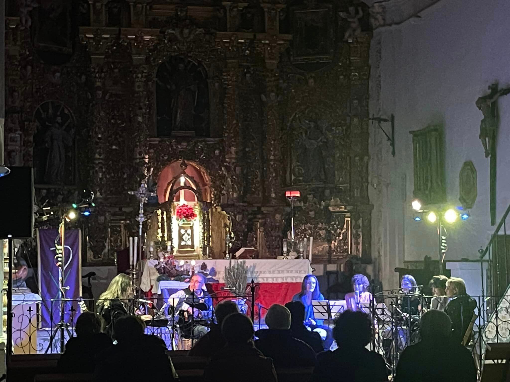 Actuación del coro Shalom abriendo la Navidad de Bobadilla del Campo