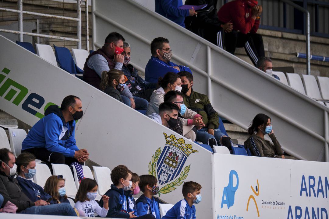 La directiva del la Arandina en el palco de El Montecillo.