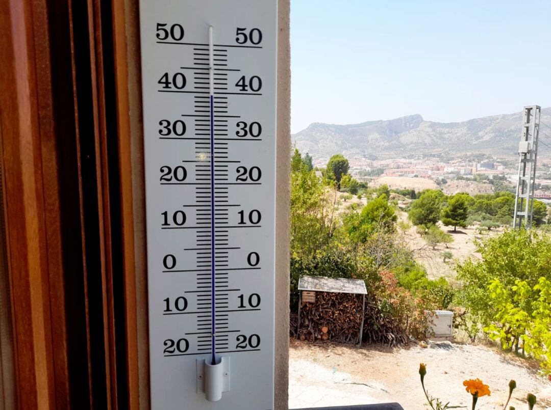 Un termómetro registra hoy cerca de los 40 grados en la zona de Poble Nou de Sant Rafel en Cocentaina