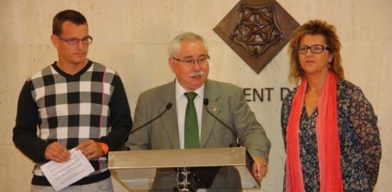 L'exalcalde de Reus, Lluís Miquel Pérez, al centre, acompanyat pels portaveus d'ICV, Ernest París, i d'ERC, Empar Pont (ERC), durant la presentació del balanç del mandat el passat 2011.