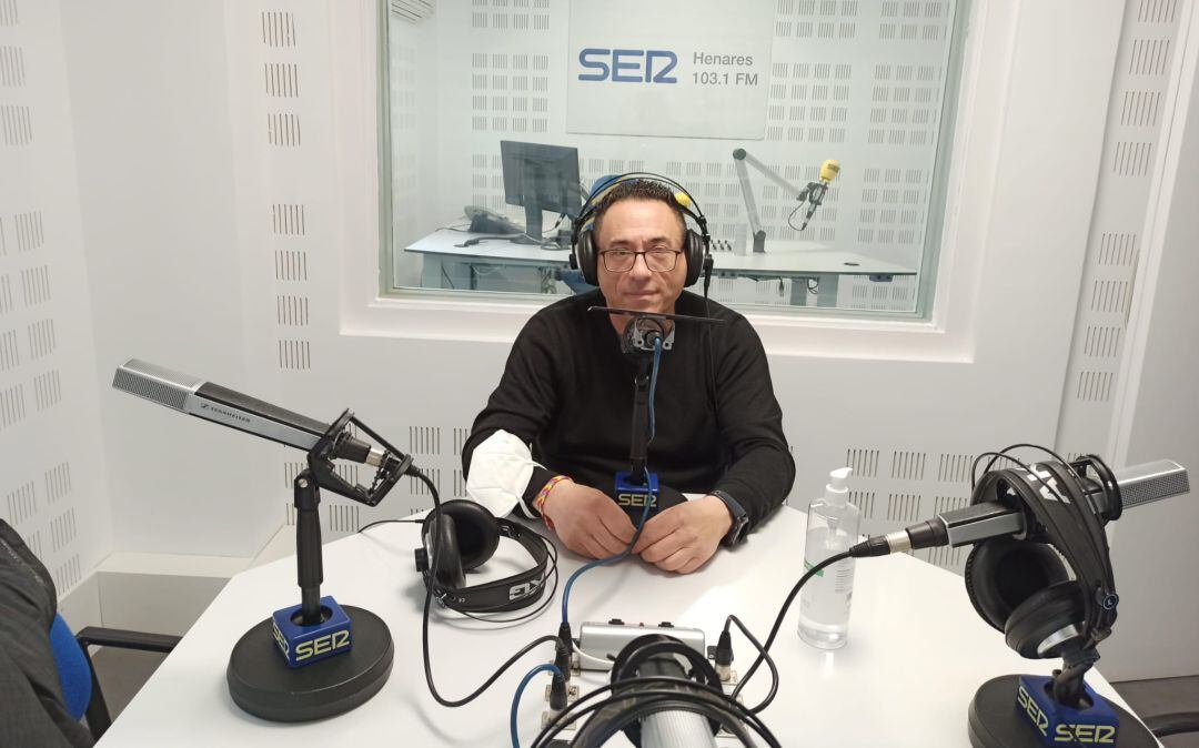 Vicente García en los estudios de SER Henares. 