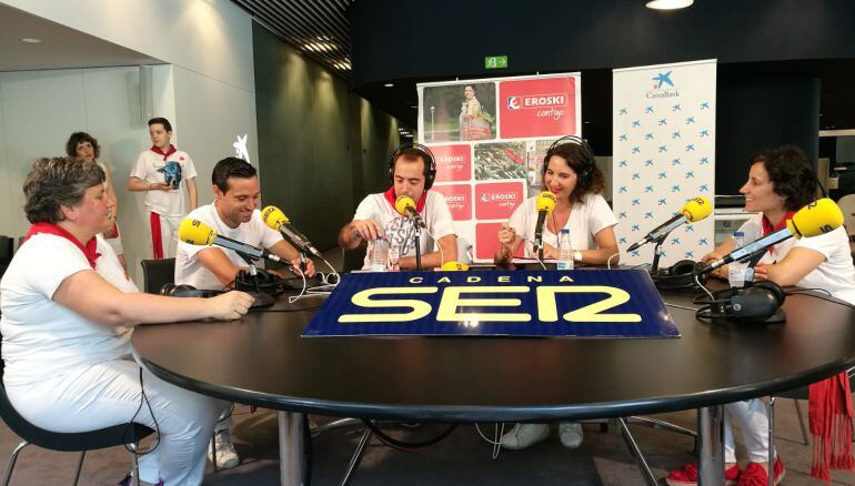 Javi Flaño recibe el tercer pañuelico de honor de las fiestas