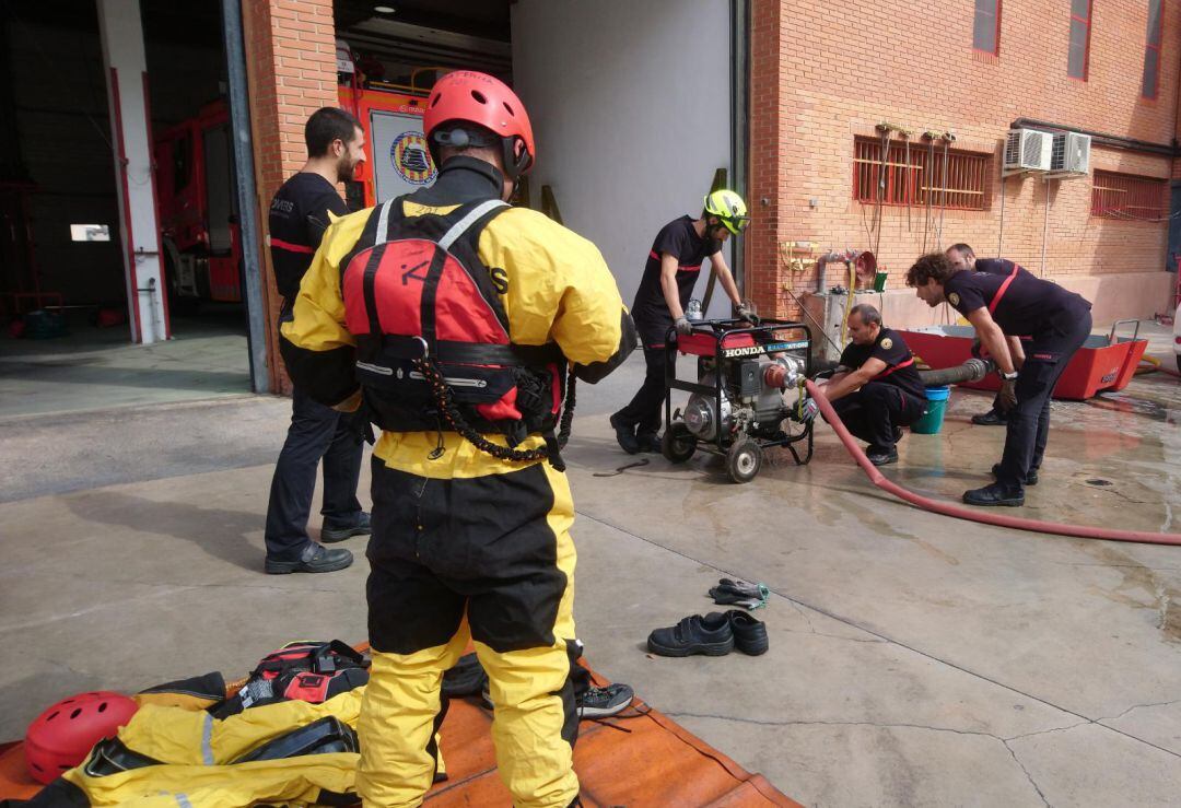 Los bomberos revisan los materiales disponibles ante la llegada de la gota fría