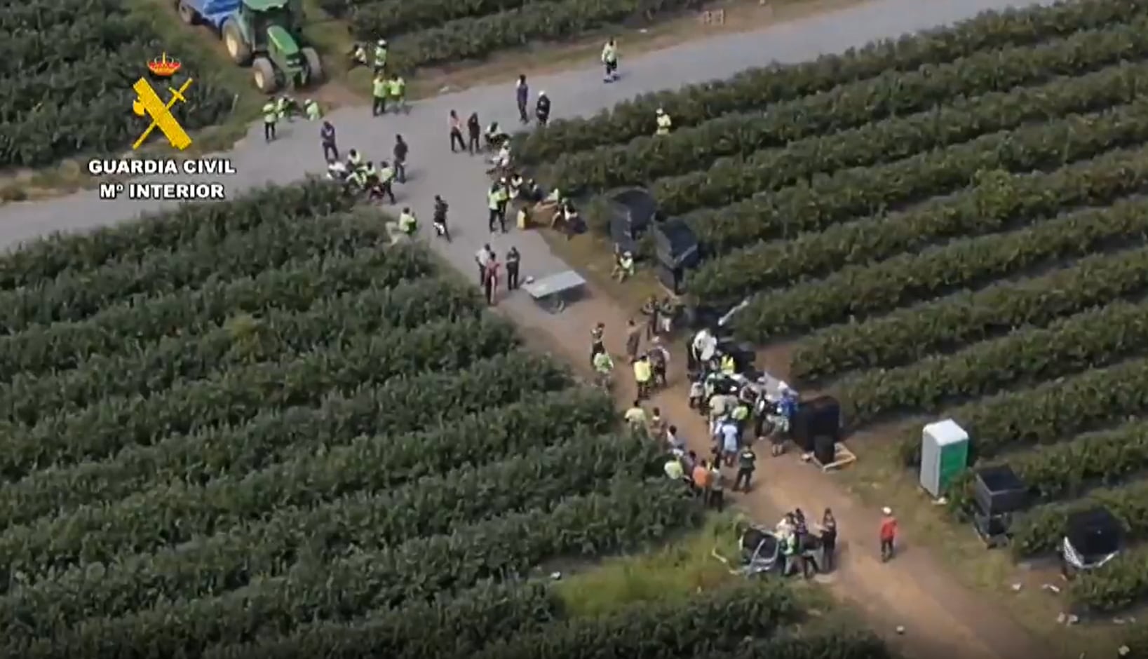 Imagen capturada por el dron de la Guardia Civil en la inspección a la finca en la que trabajaban de forma ilegal 86 personas de origen africano en situación irregular.