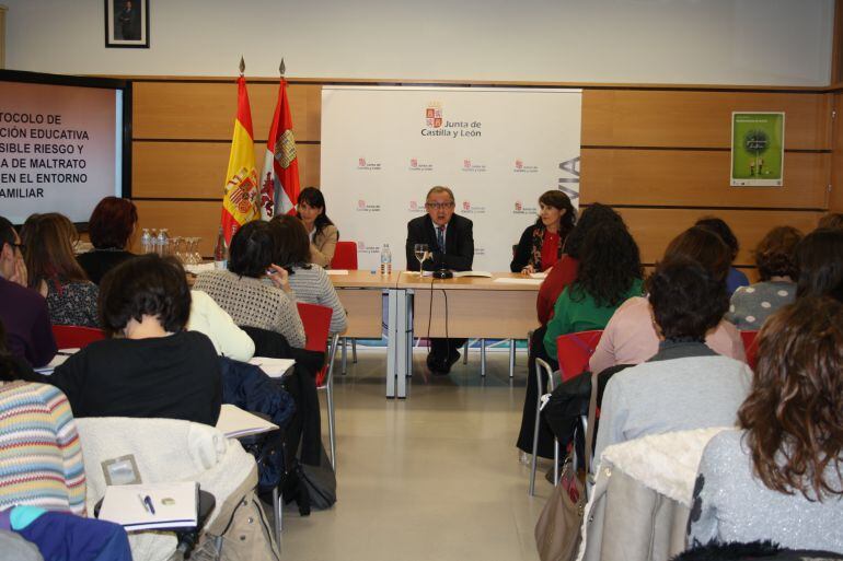 Reunión celebrada para abordar la violencia contra los menores.