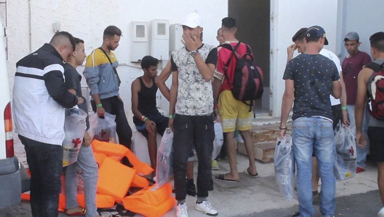 Imatge d&#039;arxiu que mostra un grup de joves immigrants al port de Motril (Granada), després de ser rescatats d&#039;una pastera