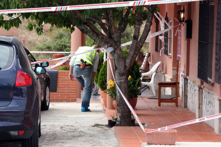 Els Mossos d'Esquadra inspeccionant la casa d'Ulldecona on es va produir l'assalt.