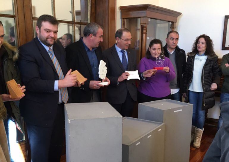 El presidente de la Diputación de Lugo, Darío Campos, y el presidente de ASPNAIS, José Reigosa (centro)