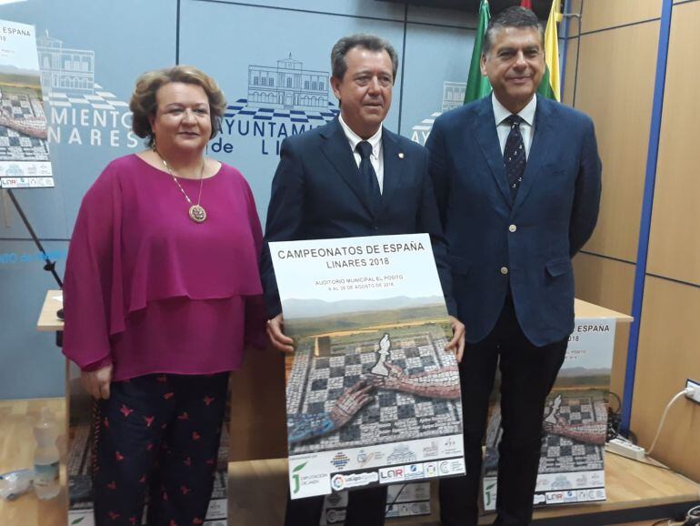 Pilar Parra, Juan Fernández y Javier Ochoa durante la presentación de los Campeonatos 2018 de Ajedrez