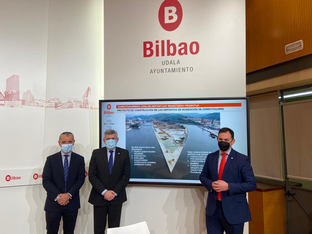 Asier Abaunza (a la derecha) ha presentado el proyecto de construcción de los depósitos.
