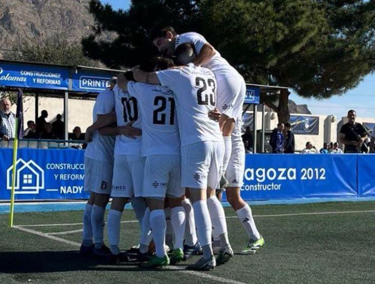 Los jugadores del CF Benidorm celebran uno de los tantos de Morgado