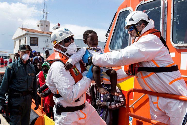 Salvamento Marítimo traslada al Puerto de Motril a los 88 inmigrantes rescatados de 2 pateras en el Mar de Alborán